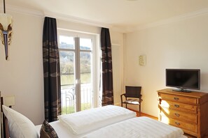 2 bedrooms, in-room safe, iron/ironing board, free WiFi - Dream location - Exclusive comfort apartment Zell Mosel with balcony and water view (Zell Mosel)