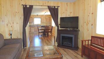 Een televisie en een open haard