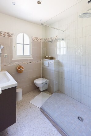 Badewanne, Haartrockner, Handtücher