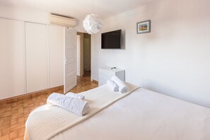 4 bedrooms, iron/ironing board, WiFi, bed sheets - VILLA FOR 7 PERSONS WITH HEATED & PRIVATE POOL (Maussane-Les-Alpilles)
