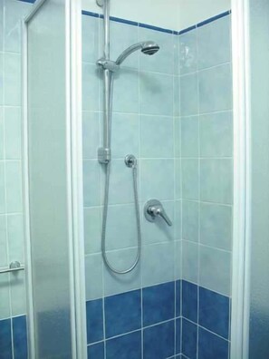 Ducha, secador de pelo, bidet, jabón