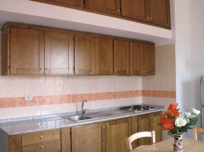 Frigorífico, horno, placa de cocina y cafetera o tetera