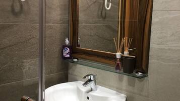 Deluxe Room (3) | Bathroom | Shower, free toiletries, hair dryer, towels