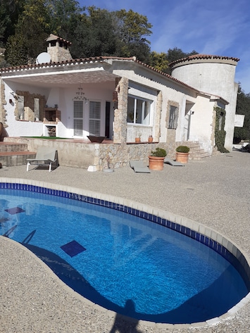 La maison avec terrasse couverte et la tour indépendante