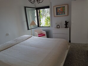 4 bedrooms, desk, iron/ironing board, free WiFi