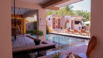 Suite estudio de luna de miel, 1 cama King size, acceso a la alberca, vista al mar | Área de sala de estar | Televisión de pantalla plana, Netflix y películas de estreno