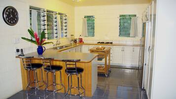 Microondas, horno, parrilla de estufa y utensilios de cocina