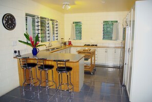 Microwave, oven, stovetop, cookware/dishes/utensils