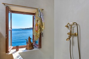 Panoramic-Villa, 2 Schlafzimmer, Meerblick | Badezimmer | Duschwanne, Whirlpool, Regendusche, kostenlose Toilettenartikel