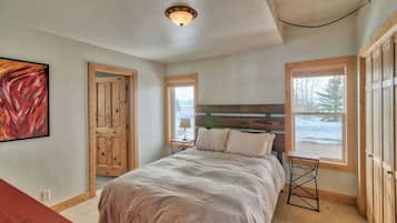 3 quartos, ferros/tábuas de passar roupa, berço de viagem