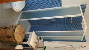 Sèche-cheveux, serviettes fournies, savon, shampoing
