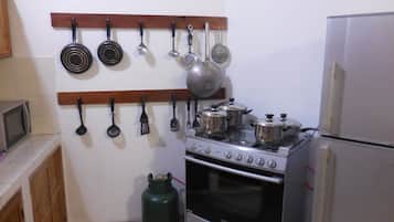 Réfrigérateur, micro-ondes, four, cafetiÚre/bouilloire
