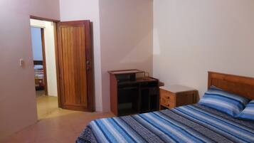 3 bedrooms, iron/ironing board, internet, bed sheets