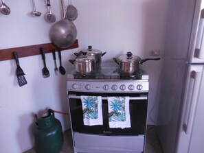Geladeira, micro-ondas, fogão, cafeteira/chaleira