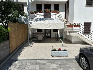 Outdoor dining - Holiday apartment with balcony (Šilo)