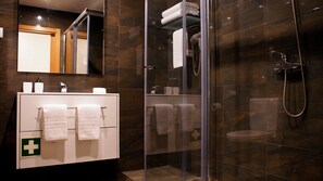 Shower, hair dryer, bidet, towels - Ana's Apartments, Sea View (Sines)