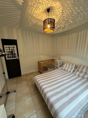 4 chambres, bureau, fer et planche à repasser, lit de bébé portatif