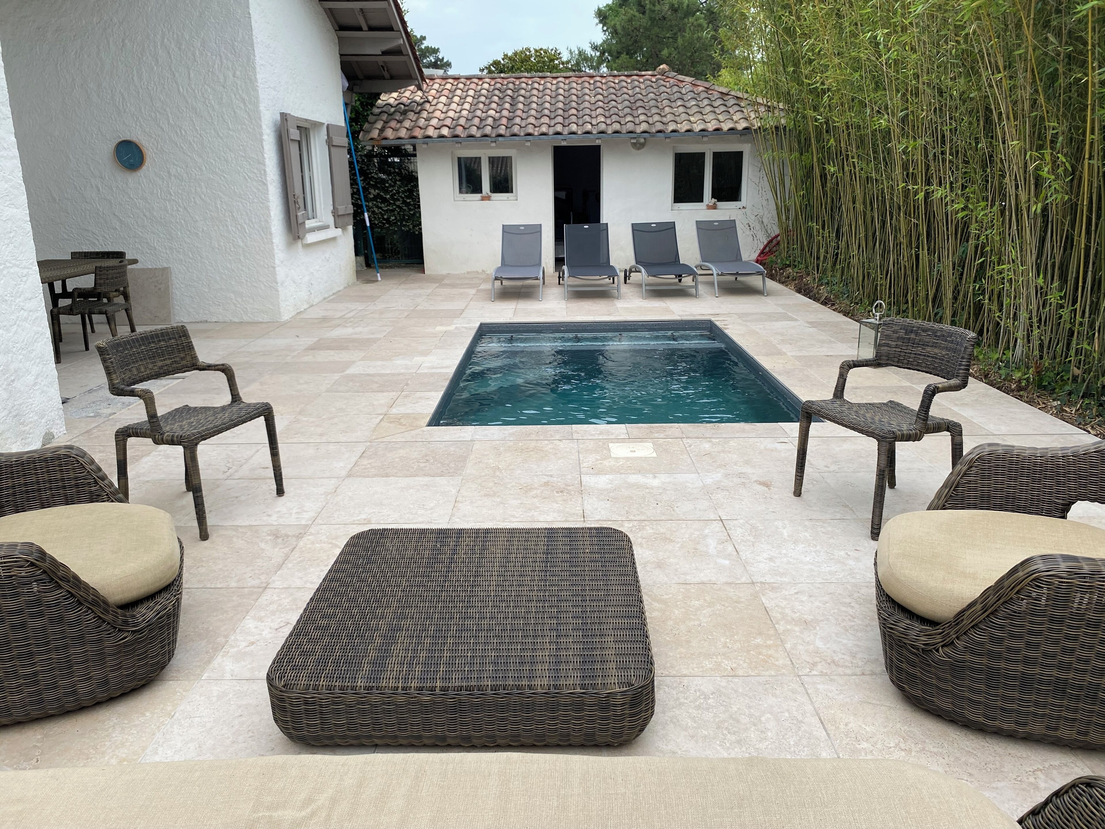 Een buitenzwembad en een verwarmd zwembad