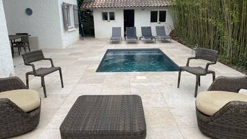 Een buitenzwembad en een verwarmd zwembad