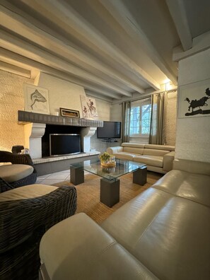 Smart-TV, Kamin, Arbeitsbereiche