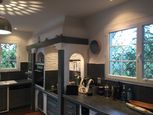 Geladeira, micro-ondas, fogão, cooktop
