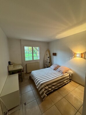 4 quartos, escrivaninha, ferros/tábuas de passar roupa, berço de viagem