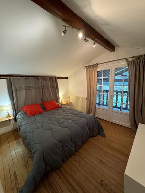 4 Schlafzimmer, Schreibtisch, Bügeleisen/Bügelbrett, Reisekinderbett
