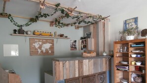 Un comptoir d’accueil en bois, orné d’une carte du monde et d’une étagère contenant divers objets.