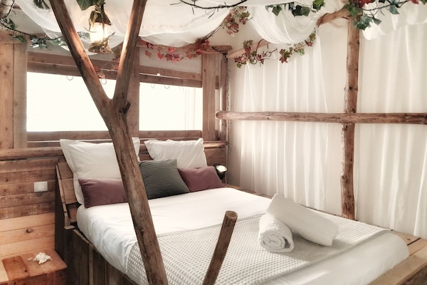 WiFi (free), individually decorated, individually furnished, bed sheets