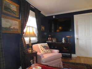TV, fireplace, DVD player, books