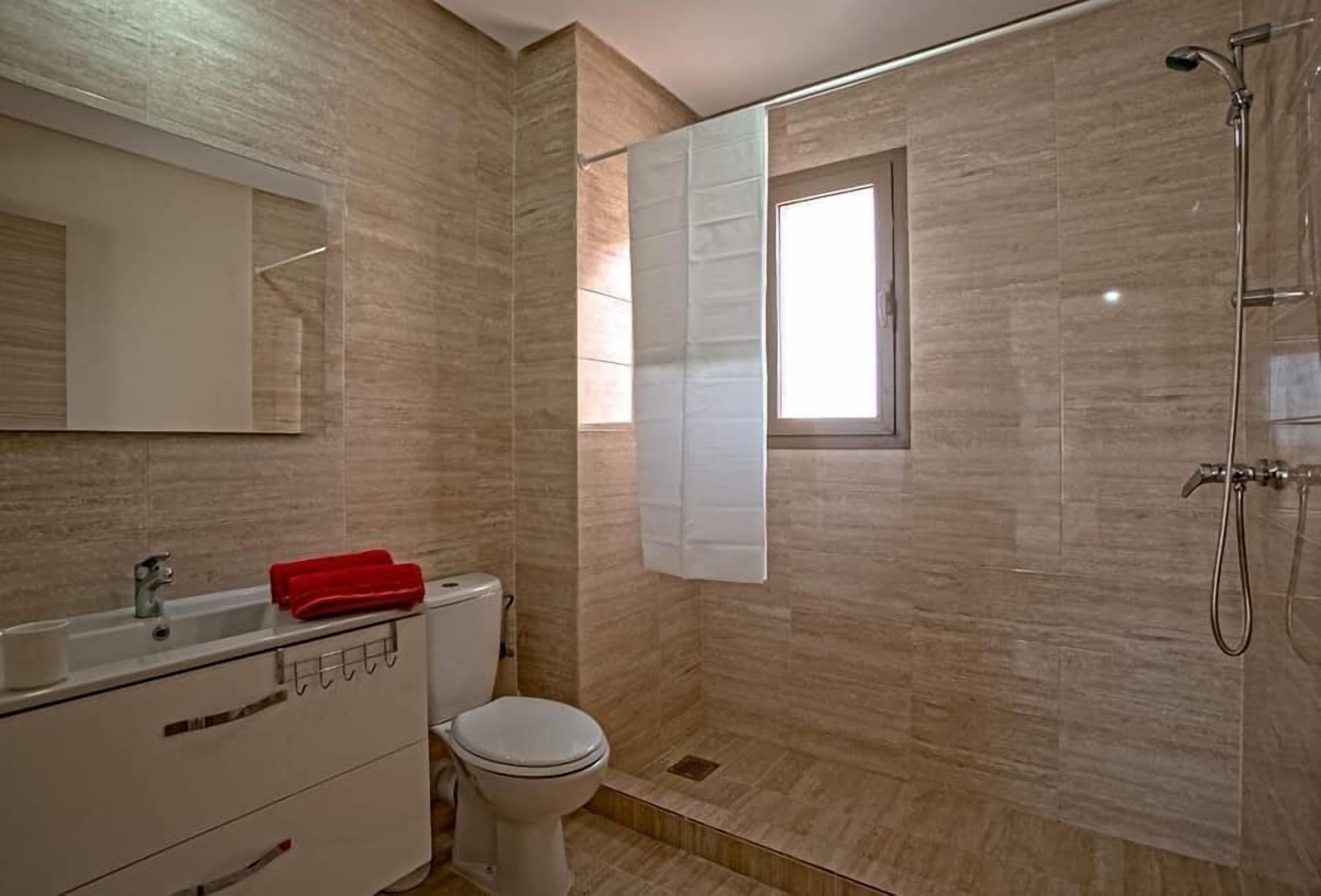 Apartamento Confort, 3 habitaciones, no fumadores, vistas al jardín | Baño | Ducha y cabezal de ducha tipo lluvia