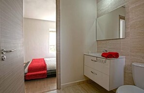 Apartamento conforto, 3 quartos, para não fumantes, vista para o jardim | Banheiro | Chuveiro, chuveiro com efeito de chuva, produtos de toalete grátis