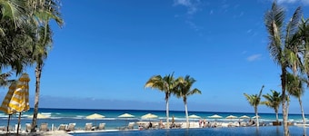 HOSPITALITYEXPERT 5BR Villa, Sleeps 12 - Ocean View, Pool, Beach & Private Chef