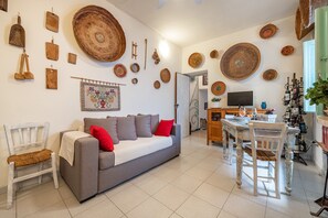 Smart-TV, Kamin, Bücher, Stereoanlage
