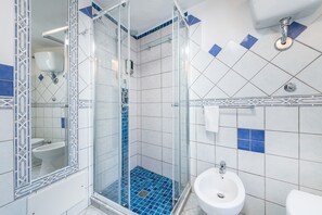 Haartrockner, Bademäntel, Handtücher, Seife