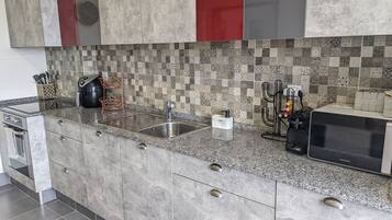 Fridge, microwave, oven, coffee/tea maker