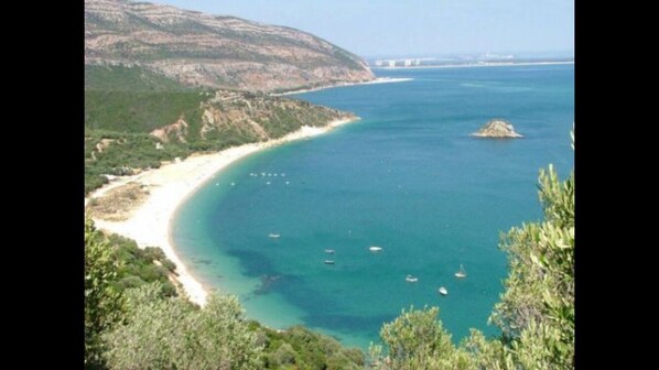 Una spiaggia nelle vicinanze
