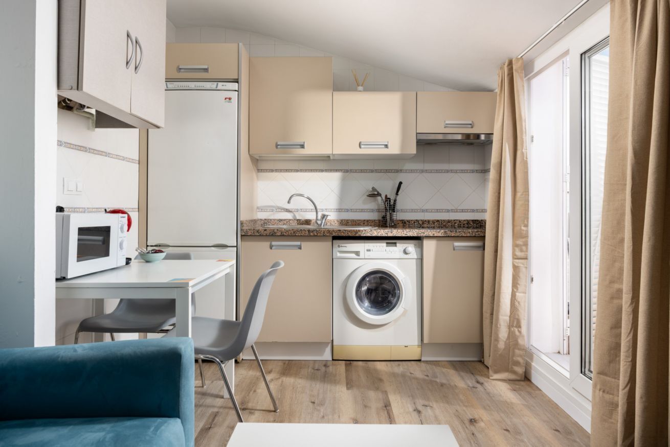 Een koelkast, een magnetron, een kookplaat