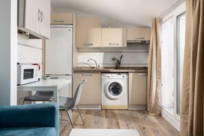 Frigorífico, microondas, placa de cocina y cafetera o tetera