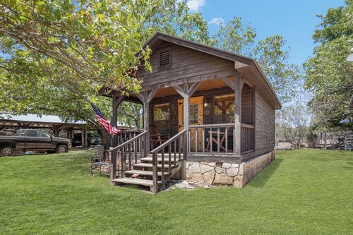 Double U Cowboy | 1BR Cabin with BBQ & Paddle Boat