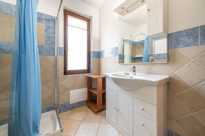 Douche, sèche-cheveux, serviettes fournies