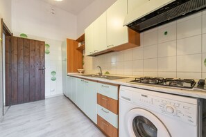 Kühlschrank, Ofen, Geschirrspüler, Wasserkocher mit Kaffee-/Teezubehör