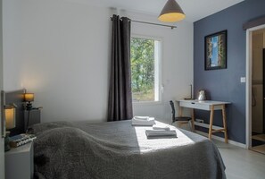 3 soverom, skrivebord, strykejern/-brett og reiseseng for barn