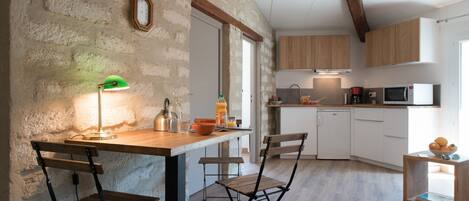 Réfrigérateur, micro-ondes, four, cafetiÚre/bouilloire