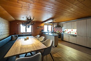 Dining - very large apartment in the attic with a view of the mountains (Schröcken)