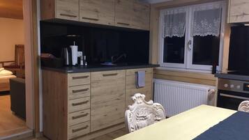 Fridge, oven, stovetop, dishwasher