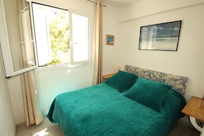 2 chambres, coffre-fort, fer et planche à repasser, lit de bébé portatif