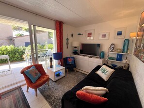 Fernseher, Bücher, Stereoanlage