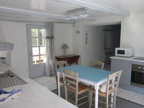 Fridge, microwave, oven, stovetop - Gîte "La porte bleue" near Josselin / Brocéliande Labélisé 3 stars *** (Guillac)