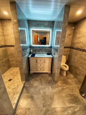 Douche, séchoir à cheveux, serviettes fournies, savon